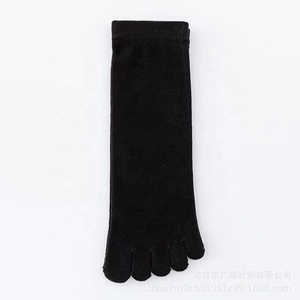Vente en gros <span class=keywords><strong>de</strong></span> <span class=keywords><strong>chaussettes</strong></span> à cinq <span class=keywords><strong>doigts</strong></span> en tricot <span class=keywords><strong>chaussettes</strong></span> respirantes en coton pour hommes pour le printemps et l'été - Product Image 4