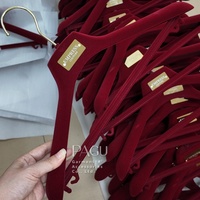 Cintres en velours floqué personnalisés pour femmes, robustes, avec crochets en acier, multifonctionnels, écologiques, pour rangement de vêtements, avec logo personnalisé