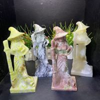 Figurine de sorcière sculptée à la main en pierre naturelle avec balai, statue de sorcière en cristal de guérison, ornement d'Halloween, décoration artisanale en cristal
