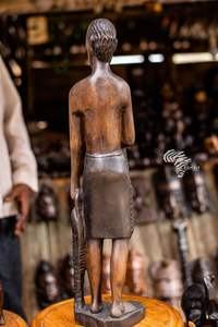 Sculptures en bois artisanales pour femmes par REN ART AFRIKAN SARL, qui emploient des femmes rurales et sont conformes aux normes ESG - Product Image 2