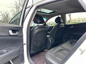 Auto Usado 2018 K5 PHEV 2.0 GLS, Techo Solar Automático, Asientos de Cuero, Luces Diurnas LED, Pantalla Táctil, Sedán, Volante a la Izquierda, Color Oscuro, R17, Cámara - Product Image 4