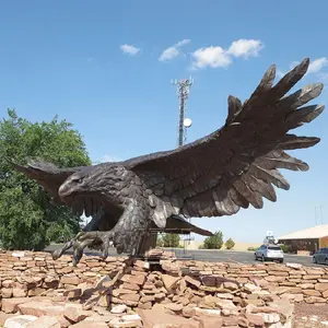Casting Carving Grote Flying Eagle Vangen Vis Standbeeld Brons Hawk Sculptuur