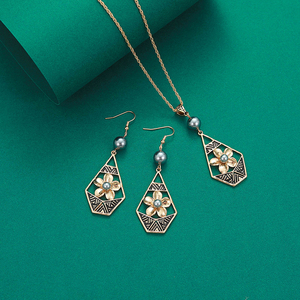 Hawaiian Frangipani Pearl Damen 14 Karat <span class=keywords><strong>Gold</strong></span> Schmuck <span class=keywords><strong>Set</strong></span> Halskette Ohrringe Großhandel - Product Image 2