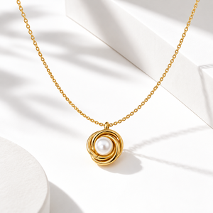Collier Nid de Perles en Acier Inoxydable Plaqué Or 14K sous Vide avec Pendentif Rond en Perle d'Imitation - Product Image 1