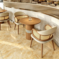Ensemble de mobilier commercial pour café : banquette en rotin, table à manger en bois massif, chaise de salle à manger en rotin pour restaurant, bistrot, café