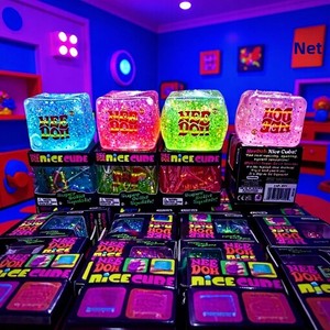 Jouet sensoriel anti-stress Needoh en caoutchouc à rebond lent, en forme de glaçon lumineux, jouet à presser Needoh Squishy pour le soulagement du stress, idéal pour l'export. - Product Image 1