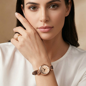 Reloj de cuarzo redondo de oro rosa para mujer GEDI, correa de cuero genuino marrón con pequeños conectores decorativos de cristal, estilo vintage color champán. - Product Image 3