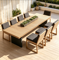Ensemble de table à manger d'extérieur contemporain avec chaises de patio en teck, mobilier moderne pour villas et hôtels, idéal pour les cours et les jardins