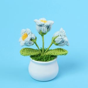 Flores de Ganchillo Hechas a Mano en Oferta, Lirios Coloridos en Maceta, Acabados Tejidos para Decoración de Graduación y Halloween - Product Image 6