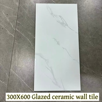 Carrelage en céramique blanc brillant 300x600mm pour murs intérieurs, idéal pour salle de bain, cuisine, salon et décoration intérieure
