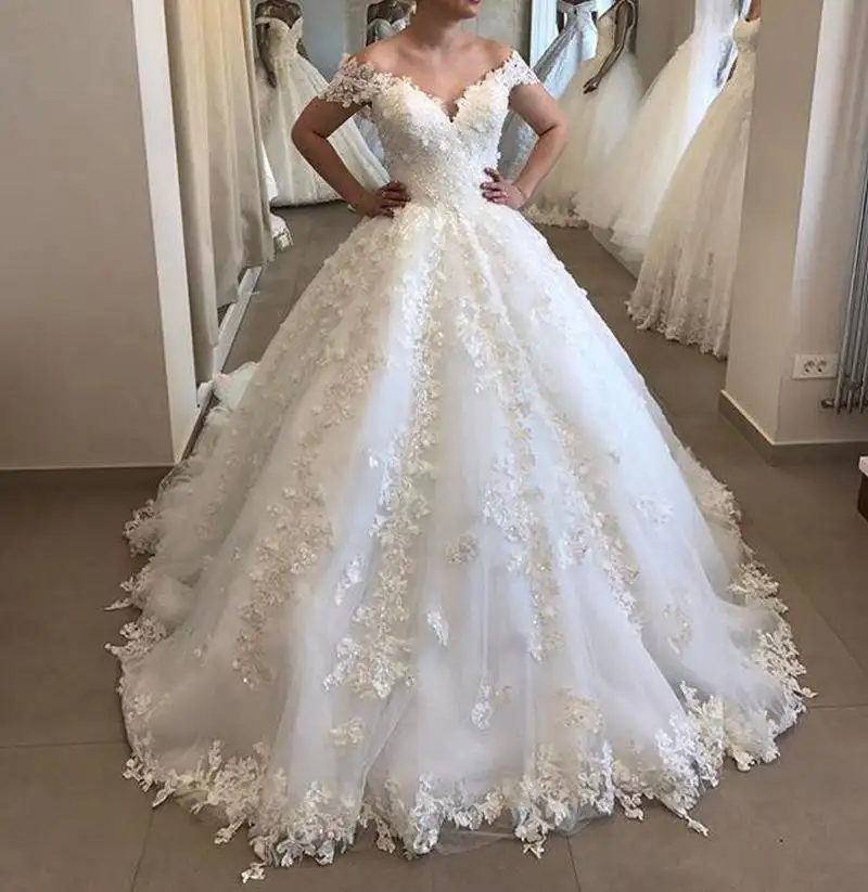 Vintage Off Shoulder Lace Ball Gown Wedding Dresses 2021 Floral Appliques Sweep Train Tulle Designer Wedding Bridal Gowns