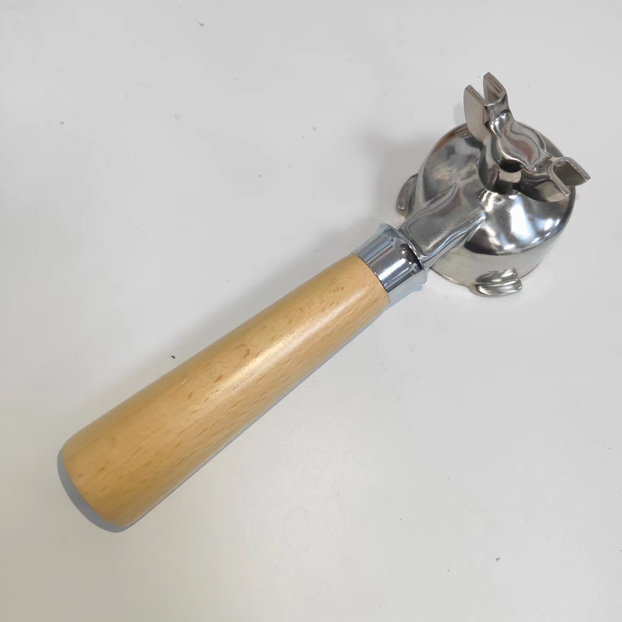 Mango de madera de haya con base.