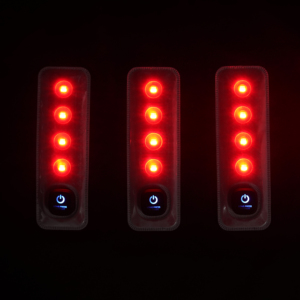 Luce Stroboscopica LED Rossa e Blu per Spalla, Alta Intensità, Riflettente Prismatica, Certificata IP65, Portatile con Clip per Sicurezza Stradale - Product Image 4