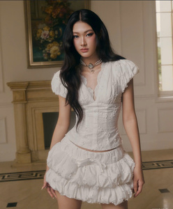 Ensemble haut à manches bouffantes brodé et mini-jupe à volants avec détail nœud, idéal pour un look mignon ou romantique - Product Image 4