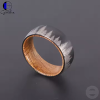 Gentdes Jewelry Bague dôme en carbure de tungstène noir de 8mm avec motif forêt intérieur baril de whisky insert en bois pour les fiançailles de mariage