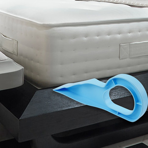 Lève-matelas bleu, grande et petite taille, design minimaliste pour la manipulation des matelas de chambre et l'organisation des draps - Product Image 5