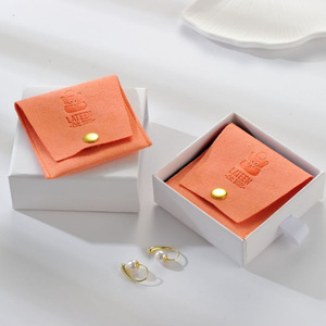 Pochette d'emballage portable pour bijoux avec logo personnalisé, en microfibre suédée, avec rabat et bouton - Product Image 4