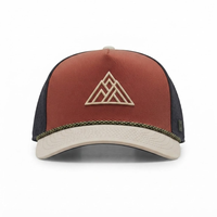 Casquette Trucker Personnalisée Découpée au Laser avec Cordon Perforé, 5 Panneaux, Patch en Caoutchouc 3D, Blocs de Couleurs, Respirante pour Sports de Plein Air