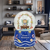 Nouveau design Mini chat boule à neige en verre résine artisanat personnalisé océan thème Base Animal Statue boule de neige décor à la maison mignon cadeau pour fille