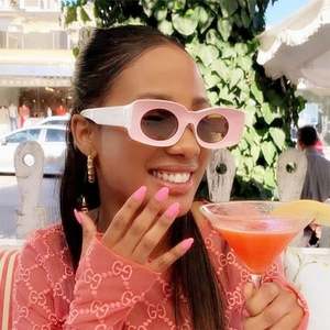 Gafas de Sol Rectangulares Extra Grandes Retro Personalizadas al por Mayor para Hombre y Mujer, Gafas de Sol Cuadradas con Montura Grande en Color Caramelo - Product Image 2