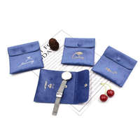 Pochettes d'emballage de bijoux en daim doux de haute qualité personnalisées avec logo en relief sac conteneur de bijoux en relief personnalisé