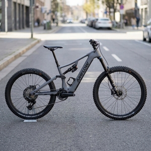 Bici Elettrica Ultraleggera Nuova 2027 Amflow PR con Telaio in Carbonio e Batteria agli Ioni di Litio da 800Wh, Compatibile con l'ecosistema Apple Find My - Product Image 1