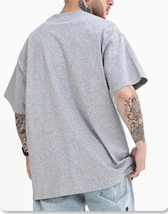 เสื้อยืดคอกลมของผู้ชายสีพื้นสีเทาเข้มผ้าฝ้าย95% หนัก5% ผ้าสแปนเด็กซ์ดีไซน์แฟชั่นโอเวอร์ไซส์ - Product Image 3