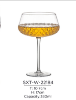 La série de verres et de verres à vin au style floral minimaliste moderne peut être lavée au lave-vaisselle et est réutilisable.