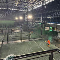 Toiture en PVDF très vendue, résistante aux intempéries, imperméable et anticorrosion, pour terrain de padel extérieur avec toit.