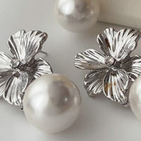 Boucles d'oreilles florales tendance 2025 fleur de surface texturée avec accessoires d'oreille goutte perle