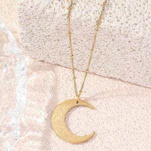 Collier personnalisé avec logo, en acier inoxydable plaqué or 18 carats, résistant à l'eau et inaltérable, motif croissant de lune pour femme - Product Image 3