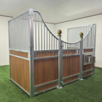 Façades de boxes pour chevaux galvanisées à chaud avec porte coulissante, remplissage en bambou et abreuvoir automatique pour ferme équestre 10ft 12ft