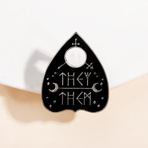 Stock Kawaii dibujos animados pronombre Metal Pins gatos corazón él ella su esmalte suave Pin Hada tema fundición técnica recuerdo perfecto - Product Image 2