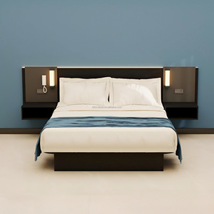 Ensembles de meubles de chambre d'hôtel OEM personnalisés et abordables avec sommier plateforme en bois, tête de lit murale, tables de chevet et matelas - Product Image 1