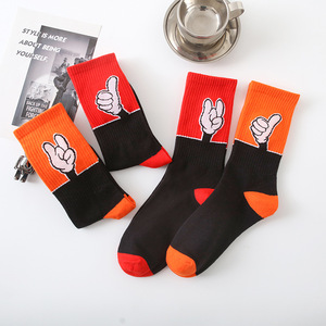 Chaussettes simples de dessin animé <span class=keywords><strong>Mickey</strong></span> à la mode pour les jeunes Chaussettes de sport de skateboard avec logo inférieur pour l'automne et le printemps - Product Image 1