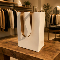 Sac cadeau en papier kraft blanc avec logo imprimé personnalisé, poignée, matériau recyclé, design sérigraphié pour l'emballage des boutiques de vêtements