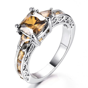 Anillo de Compromiso H164 con Moissanita Corte Princesa, Plata 925, Engaste de Garras, Diseño de Corona para Mujer - Product Image 2