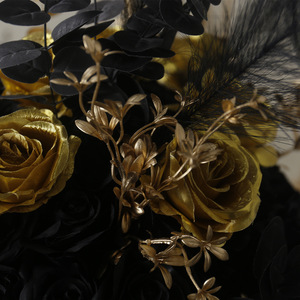 Composizione Floreale Artificiale di Rose Nere e <span class=keywords><strong>Oro</strong></span> con Piume per Matrimoni ed Eventi di Lusso, Vendita all'Ingrosso - Product Image 4