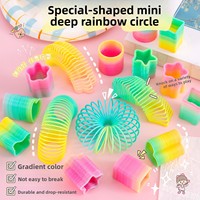Miniatuur regenboogveren, mini-vormige regenboogveren voor kinderen, hart-, ster- en vlinderveren, sensorisch speelgoed voor kinderen, op maat gemaakte fabriek.