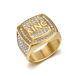 Anillo <span class=keywords><strong>de</strong></span> Dedo KING <span class=keywords><strong>de</strong></span> Acero Inoxidable con Baño <span class=keywords><strong>de</strong></span> Oro PVD <span class=keywords><strong>de</strong></span> 18k y Diamantes <span class=keywords><strong>de</strong></span> Imitación <span class=keywords><strong>para</strong></span> Hombre, Estilo Hip Hop - Product Image 1