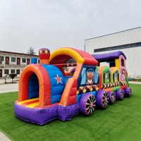 Parcours d'obstacles gonflable commercial en PVC pour enfants, motif train de dessin animé, pour événements extérieurs et location de fêtes