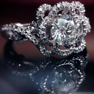 Anello di Fidanzamento F899 per Donna in Oro Bianco con Diamante Taglio Brillante Rotondo Colore D Naturale Design Halo - Product Image 1