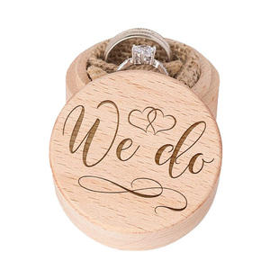 Scatola Portafedi Nuziale Rotonda <span class=keywords><strong>in</strong></span> <span class=keywords><strong>Legno</strong></span> Personalizzata con Tecnica Lucida e Incisione del Giorno del Matrimonio - Product Image 1