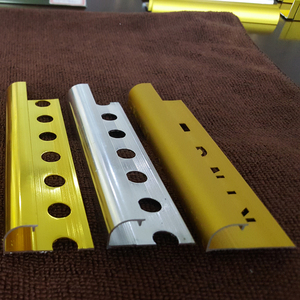 Aluminium Céramique 2.7m Garniture d'angle noire Prisme triangulaire droit Base métallique Tuile Bande en forme de triangle - Product Image 6