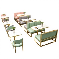 Ensemble de mobilier de restaurant moderne et personnalisable (table et chaises) pour usage commercial, idéal pour les salons de thé et les pâtisseries, avec banquette murale en fer forgé.
