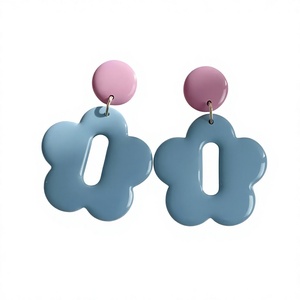 Boucles d'oreilles créoles fantaisie uniques en résine rouge sculptée, design côtelé en acrylique, bijoux tendance et élégants pour femmes, parfaits pour les soirées - Product Image 4