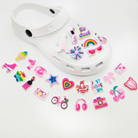 HY 2026 Nouveauté en promotion : Breloques personnalisées pour chaussures en PVC souple, décorations roses pour sabots pour filles