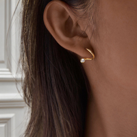 Boucles d'oreilles classiques en acier inoxydable plaqué or 18 carats J&D, forme linéaire ondulée torsadée avec strass blancs