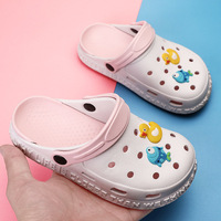 Chaussures décontractées d'intérieur pour enfants en EVA antidérapantes à semelle souple avec boucle, motif camouflage de style dessin animé, pour garçons et filles