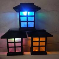 Lumières de pelouse à LED solaires extérieures transfrontalières Lumières de petite maison Pointes de sol solaires Lumières d'ambiance de jardin